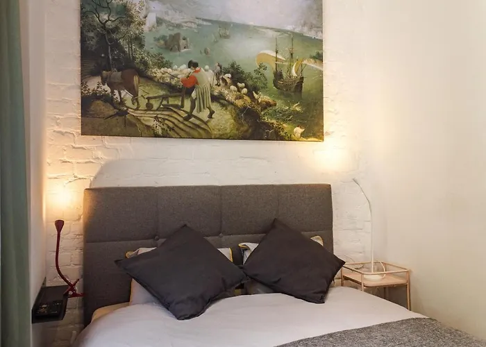 Apartament Z Upadkiem Ikara / Apartment With The Fall Of Icarus